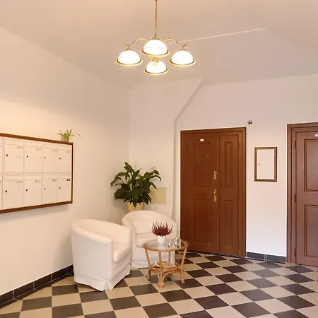 Husova Apartment *